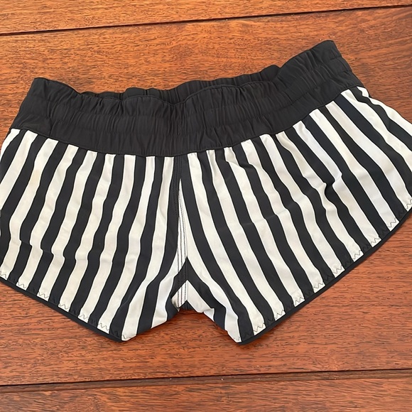 LULULEMON Shanti Surf Black White Reversible Striped Shorts Size 2 - Picture 2 of 8